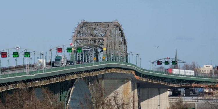 Customs broker system outage delays truckers at border