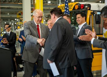 Lion Electric welcomes U.S. politicians with preview of Illinois plant