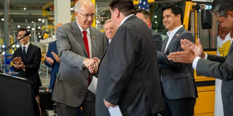 Lion Electric welcomes U.S. politicians with preview of Illinois plant