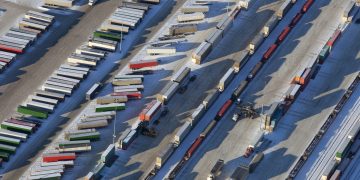4 things to include in a truck yard safety plan