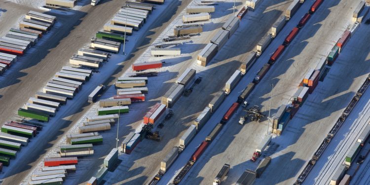 4 things to include in a truck yard safety plan